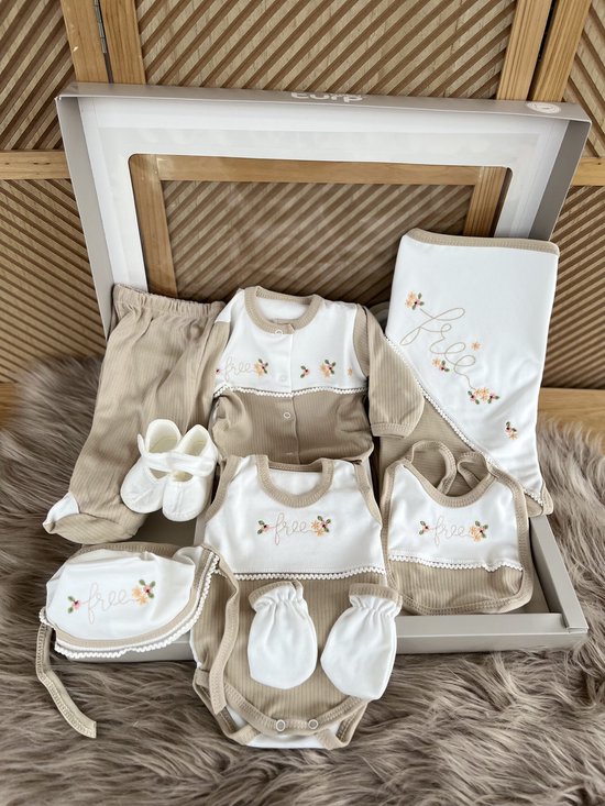 10 delige new born set met deken - luxe geschenkdoos - babyshower - kraam cadeau - new born girl- beige crème wit -bloemenmotief - organic-organisch-biologisch- 100 %katoen - anti allergisch-natural -0 tem 4 maanden van Little Dutch