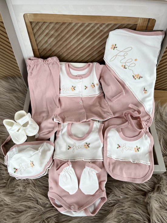 10 delige new born set met deken - luxe geschenkdoos - babyshower - kraam cadeau - new born girl- wit roze -bloemenmotief - organic-organisch-biologisch- 100 %katoen - anti allergisch-natural -0 tem 4 maanden van Sweet Honey Bear
