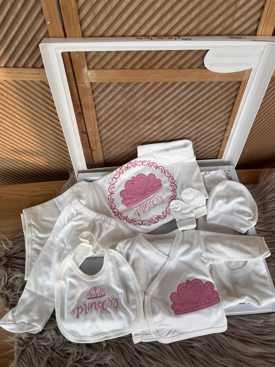10 delige new born set met deken - luxe geschenkdoos - babyshower - kraam cadeau - new born girl - wit roze - princess- prinsessen motief - 100 % katoen - anti allergisch - natural -0 tem 4 maanden