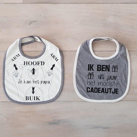 2 Babyslabbetjes Met Tektst - Grappig - Aankondiging Zwangerschap - 2 Stuks van Huckleberry