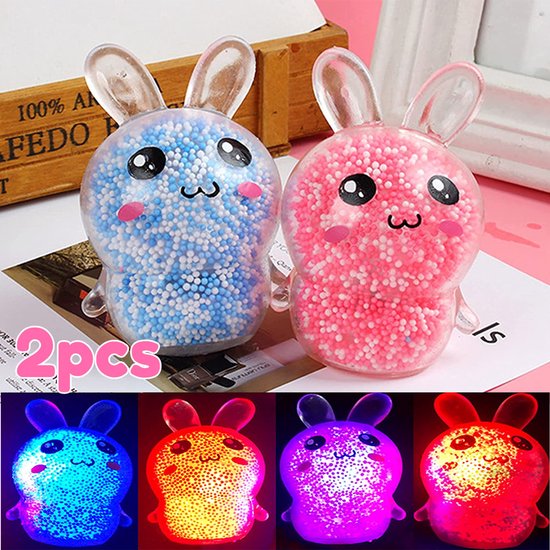 2 stuks lichtgevende squishy konijntjes - paasmandjesvullers - stressverlichtend speelgoed voor kinderen - paaseierenvullers - langzaam stijgende stressballen in de vorm van konijntjes - voor goodiebags en paasmandjes (willekeurige kleur) van Merkloos