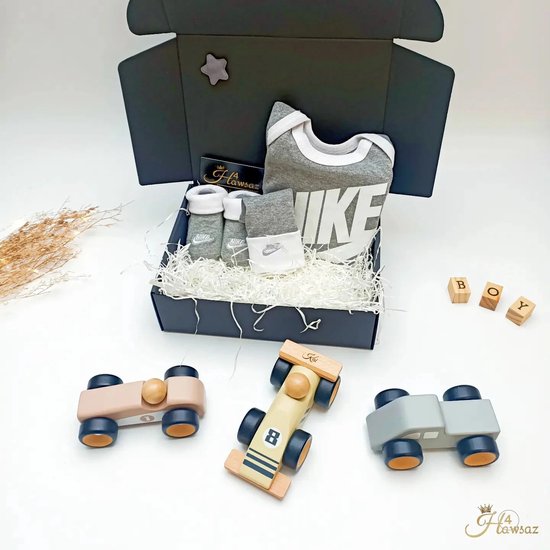 3 x Houten speelgoed auto's met naam - Hawsaz.nl cadeau - Houten speelgoed - Hawsaz.nl cadeau - Naam graveren - babycadeaus - Baby gift - Geboortecadeau - Gepersonaliseerd - Verjaardag cadeau - Kinderkammer decoratie - Motoriek speelgoed van Hawsaz.nl