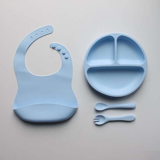 4Beebies 4 delige Baby servies set inc. slabbetje - 100% Siliconen - Kinderservies - BPA vrij - Antislip - Magnetron en Vaatwasserbestendig - Makkelijk schoonmaken - Blauw van 4Beebies