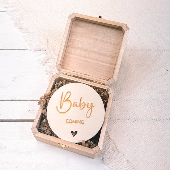 Aankondiging in kist - baby op komst - baby - kind - bekendmaking - zwanger - hout van Luckystarsgifts.nl
