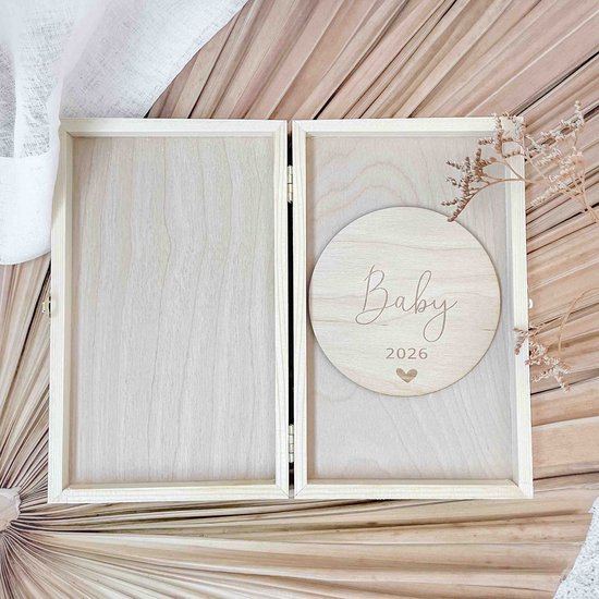 Baby 2026 - aankondigingsdoosje met cirkel - zwangerschapsaankondiging - zwanger! - vertellen dat je zwanger bent - houten cirkel van Merkloos