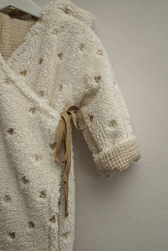 Baby-badjasje-off-White met gouden hartjes-maat 86-handgemaakt-(Sweet baby Bedstraw)