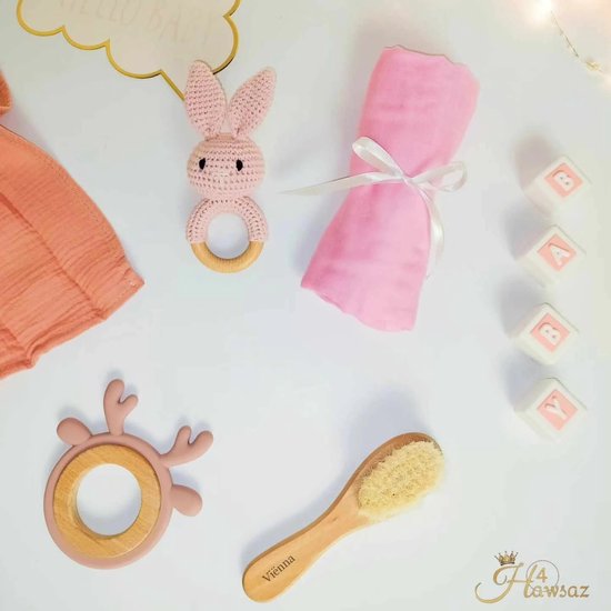 Baby cadeau 5 stuks - Hawsaz.nl cadeau - Gepersonaliseerde kraamcadeau voor jongens en meisjes - Rammelaar - Bijtring - Knuffeldoekje - Houten borstel met naam - Kraamcadeaus - Babygifts - Geboorte cadeau - Cadeau met naam - Unisex - Babypakket van Hawsaz.nl