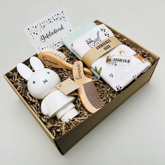 Baby cadeau box - Gepersonaliseerde baby borstel en kam van hout met naam - Baby geschenkset - Nijntje shampoo - Kraamcadeau - Zwangerschap cadeau - Babyshower - Badset Jungle - Luxe baby giftbox - Baby borstel set met naam