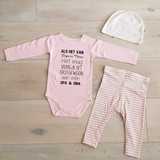 Baby cadeau geboorte Meisje Set 3-delig| maat 62-68 - roze mutsje beertje roze broekje streep en roze romper lange mouw met tekst zwart Als het van papa en mama niet mag vraag ik het toch gewoon aan mijn opa en oma - geboorte - Huispakje - Kraamkado van Merkloos