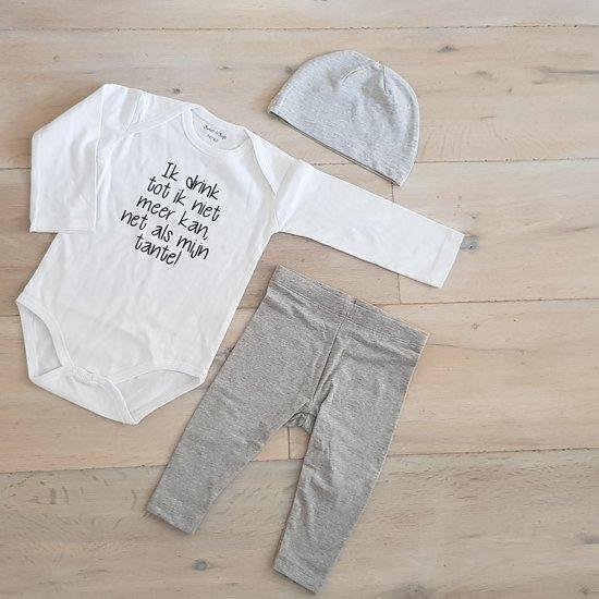 Baby cadeau geboorte unisex jongen of Meisje Setje 3-delig newborn - maat 62-68 - grijs mutsje en broekje en romper lange mouw wit met zwarte tekst ik drink tot ik niet meer kan net als mijn tante van Studio Moes & Griet
