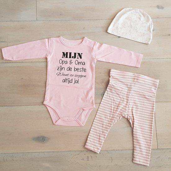 Baby cadeau geboorte unisex jongen of Meisje Setje 3-delig newborn | maat 62-68 | grijs mutsje en broekje en romper lange mouw wit met zwarte tekst of ik superwoman ken je bedoelt gewoon mijn mama | Bodysuit | pakje | Kraamcadeau | Gift Set van Merkloos