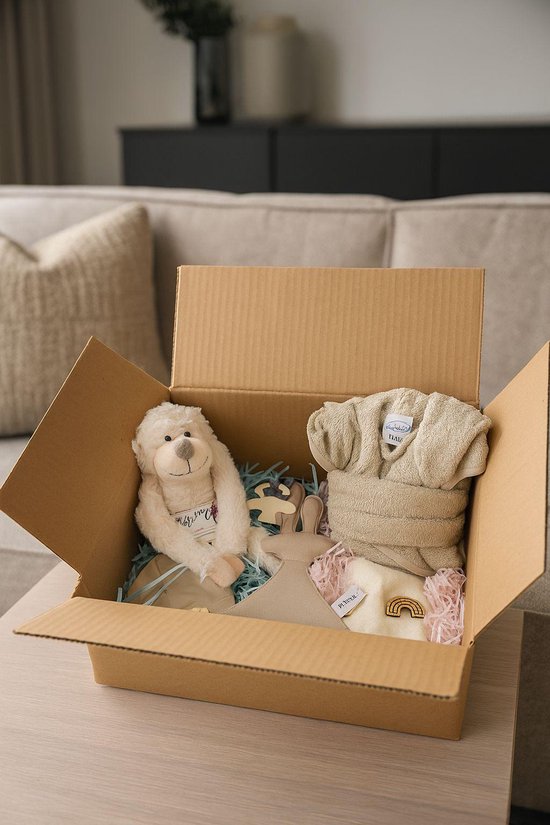 Baby Cadeaupakket Beige – Genderneutraal Kraamcadeau & Babyshower Gift – Met Badjas, Knuffel Aap & Konijn, Slab en Mutsje – Unisex Geschenkdoos van Comfy Cubs