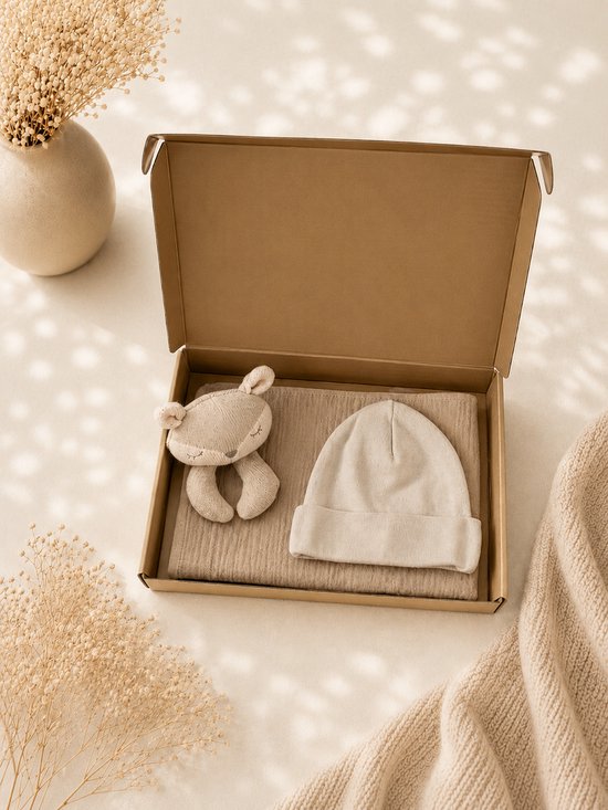 Baby Cadeauset Beige – Knuffeldoek & Babymutsje in Luxe Gouden Geschenkdoos – 100% katoen – Kraamcadeau Babyshower – Kraamcadeau Jongen / Meisje