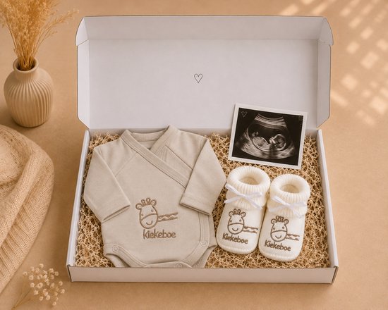 Baby Cadeauset Romper & Babyschoentjes – Kiekeboe Giraffe – Zwangerschapsaankondiging Baby 2027 – Babyshower & Kraamcadeau