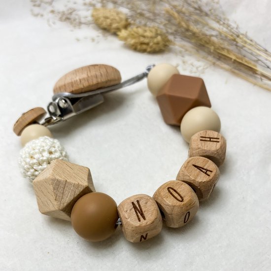 Baby Chique Uden | Speenkoord met naam | Bruin Crème | Kraamcadeau | Babyshower | Babygym | Baby born | Gepersonaliseerd van Baby Chique Uden