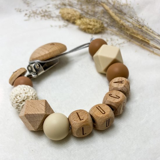 Baby Chique Uden | Speenkoord met naam | Créme Bruin | Kraam cadeau | Babyshower | Babygym | Baby born | Gepersonaliseerd van Baby Chique Uden
