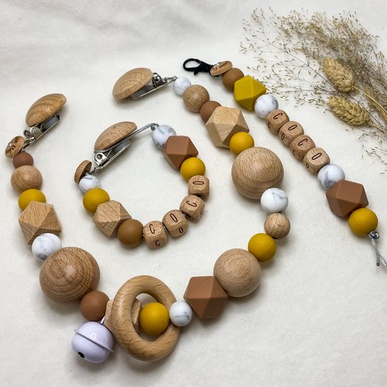 Baby Chique Uden | Speenkoord met naam en Wagenspanner en Tassenhanger / Sleutelhanger | Okergeel Bruin | Kraamcadeau | Babyshower | Babygym | Baby born | Gepersonaliseerd van Baby Chique Uden