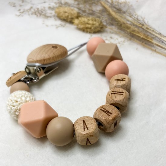 Baby Chique Uden | Speenkoord met naam | Roze Latte | Kraamcadeau | Babyshower | Babygym | Baby born | Gepersonaliseerd van Baby Chique Uden