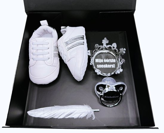 Baby eerste sneakerbox zilver -Kraamcadeau- kraamkado - gender reveal - babysneakers - diverse kleuren en maten - kan ook rechtstreeks worden verstuurd van MOOS Sportswear.
