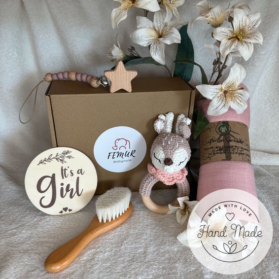Baby Geboorte Set – Baby Speelgoed – New Born Set – Geschenk Set - Kraamcadeau – Babyshower – Gender Reveal Party - Bijtring – Handgemaakt – Natuurlijke Materialen – Speenkoord - Hert met Roze Sjaaltje