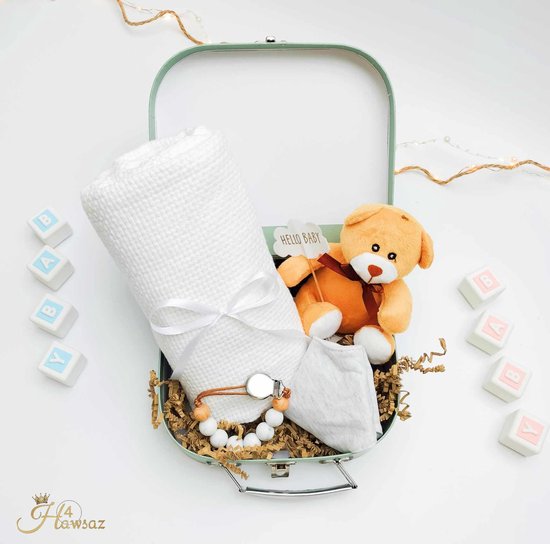 Baby Geschenk Set - 5-delig Kraamcadeau - Unisex - Hawsaz.nl kraamcadeaus - Babygeschenkset - Babydeken - Baby koffertje - Gepersonaliseerde cadeaus - Slabbetje - Baby knuffel - Genderneutraal cadeau - Speenkoord van Hawsaz.nl