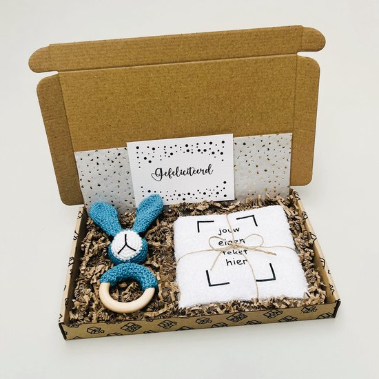 Baby kraamcadeau - brievenbus cadeau baby - Persoonlijk baby cadeau - Slab met eigen tekst - Handgemaakte blauwe konijn bijtring/rammelaar - Geboorte cadeau - baby geschenk van Little Stars Gifts