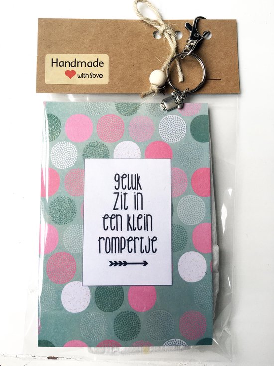 Baby kraamcadeau / luiercadeau met de tekst 'geluk zit in een klein rompertje', geboorte meisje, luierkado, babyshower, zwangerschap, bedeltje met romper. van Bello-Lee