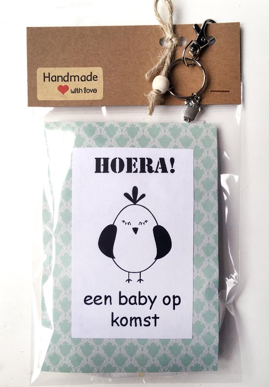 Baby kraamcadeau / luiercadeau met de tekst 'hoera een baby op komst', zwanger, zwangerschap, geboorte jongen of meisje, luierkado, babyshower van Feliz Baby.