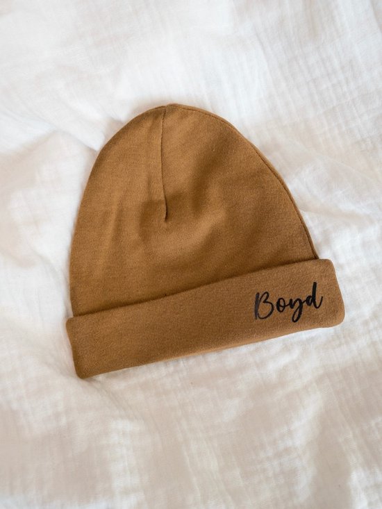 Baby mutsje met naam - Brown Clay | Geboorte mutsje met naam | Babymuts gepersonaliseerd | Kraamcadeau | Newborn babymutsje | Kraamkado van Merkloos