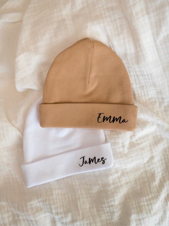 Baby mutsje met naam - Sand | Geboorte mutsje met naam | Babymuts gepersonaliseerd | Kraamcadeau | Newborn babymutsje | Kraamkado van Merkloos