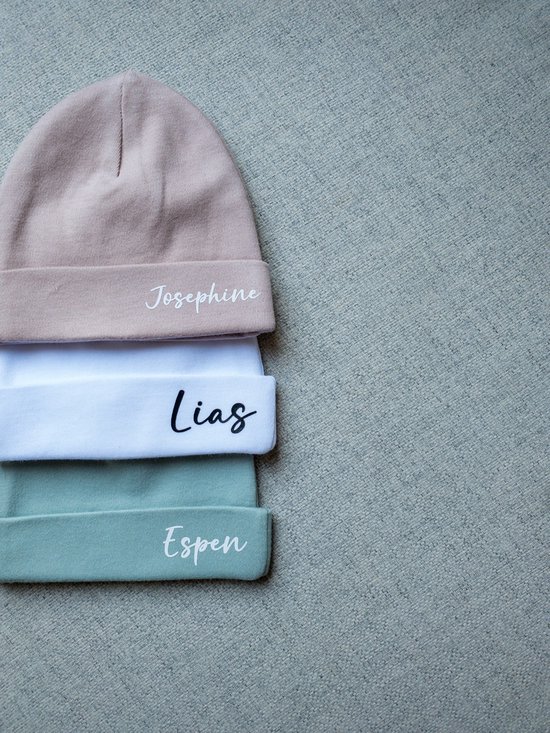 Baby mutsje met naam - Stone green | Geboorte mutsje met naam | Babymuts gepersonaliseerd | Kraamcadeau | Newborn babymutsje | Kraamkado van Merkloos