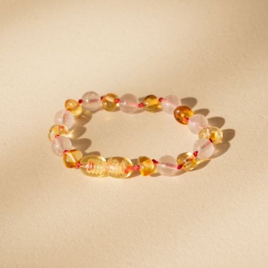 baby peuter armband barnsteen - Rozenkwarts en barnsteen armband baby - honey rose - helpt bij doorkomende tandjes