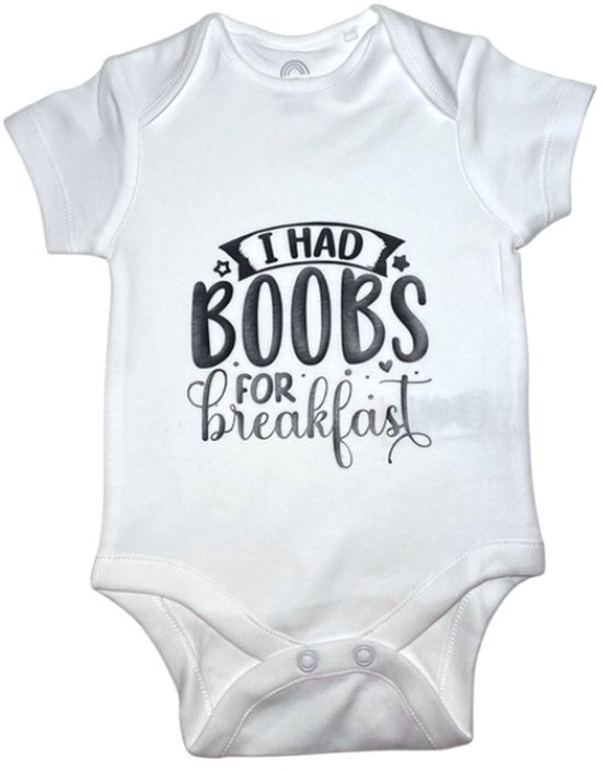 Baby romper - gepersonaliseerd - wit - i had boobs for breakfast - kraamcadeau - korte mouw - Maat 50/56 - baby body met tekst van Qutezz