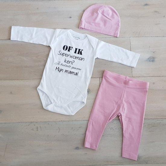 baby romper met tekst  Meisjes Setje 3-delig cadeau geboorte newborn | maat 62-68 | roze mutsje roze broekje en wit romper lange mouw tekst zwart of ik superwoman ken je bedoelt gewoon mijn mama | Bodysuit | Huispakje | Kraamkado | Gift Set van Pippi Longsocks