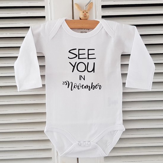 Baby romper met tekst-zwangerschap aankondiging Zwangerschapsaankondiging 2025 geboren maand See you in November | Lange mouw | wit | maat 50/56 | kraam Cadeau voor de liefste aanstaande oma en opa mama papa oom tante | Bekendmaking zwangerschap van Lievekusje