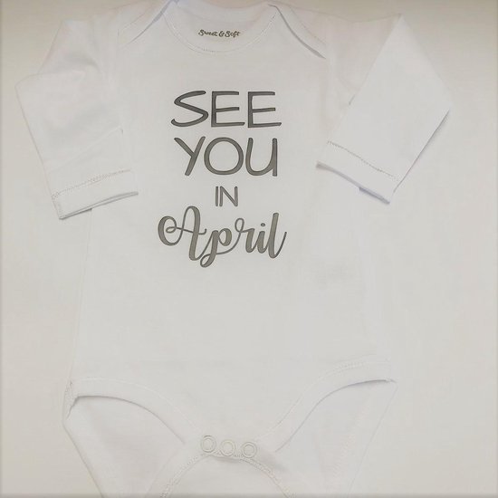 Baby Rompertje aankondiging zwangerschap Zwangerschapsaankondiging maand See you in April | Lange mouw | wit | maat 50/56 | Cadeau voor de liefste aanstaande oma en opa mama papa oom tante | Bekendmaking zwangerschap van Cotton & Sweets