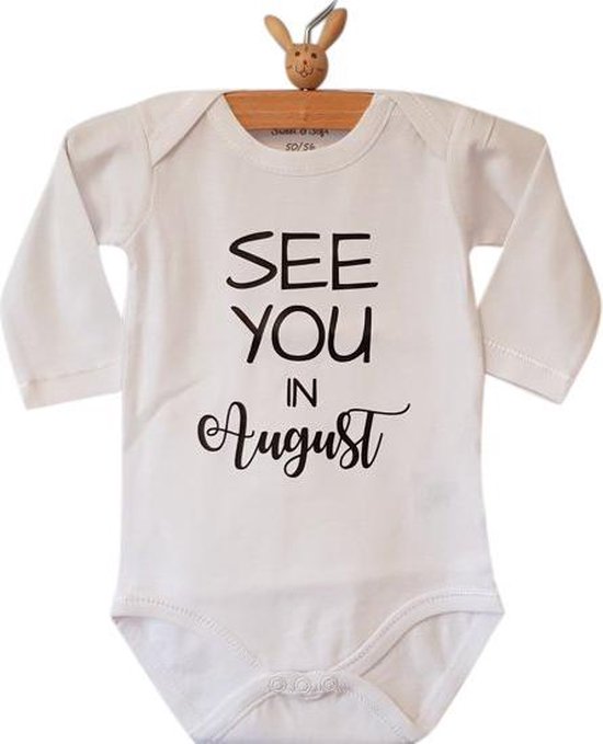 Baby Rompertje aankondiging zwangerschap Zwangerschapsaankondiging maand See you in August Augustus - Lange mouw - wit - maat 50/56 jongen meisje unisex - Cadeau voor de liefste aanstaande oma en opa mama papa oom tante - Bekendmaking zwangerschap van YukiKids.