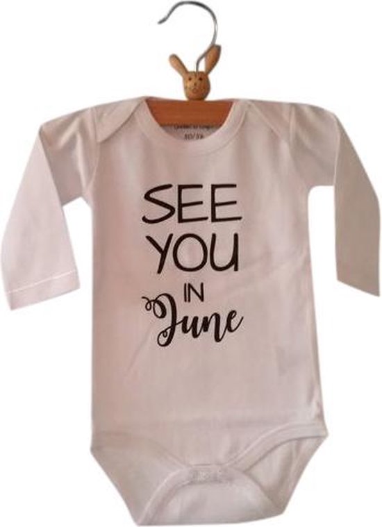 Baby Rompertje aankondiging zwangerschap Zwangerschapsaankondiging maand See you in June Juni | Lange mouw | wit | maat 50/56 | Cadeau voor de liefste aanstaande oma en opa mama papa oom tante | Bekendmaking zwangerschap van SOOF B.