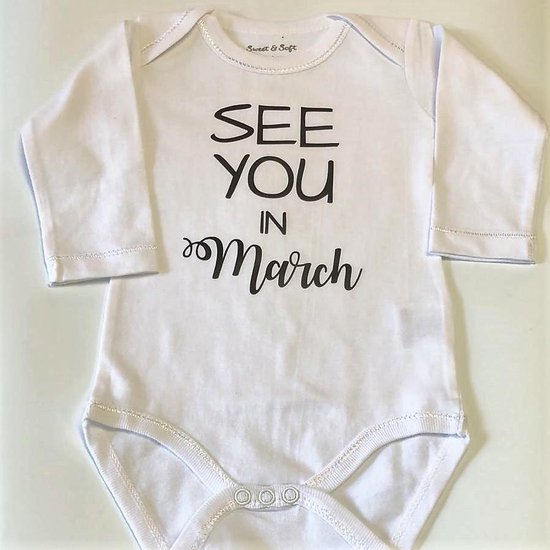 Baby Rompertje aankondiging zwangerschap Zwangerschapsaankondiging maand See you in March maart | Lange mouw | wit | maat 50/56 | Cadeau voor de liefste aanstaande oma en opa mama papa oom tante | Bekendmaking zwangerschap van Je Suis Flore.