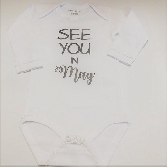 Baby Rompertje aankondiging zwangerschap Zwangerschapsaankondiging maand See you in May Mei | Lange mouw | wit | maat 50/56 | Cadeau voor de liefste aanstaande oma en opa mama papa oom tante | Bekendmaking zwangerschap van Simply Colors