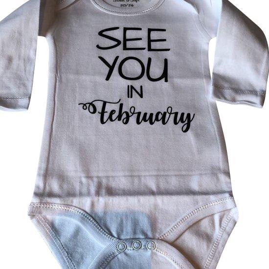 Baby rompertje met tekst Coming soon februari Bekendmaking zwangerschap 2025 aankondiging Zwangerschapsaankondiging maand February geboorte zwanger Lange mouw - wit - maat 50/56 - Cadeau voor de liefste aanstaande oma en opa oom tante papa mama van Louka's Secrets