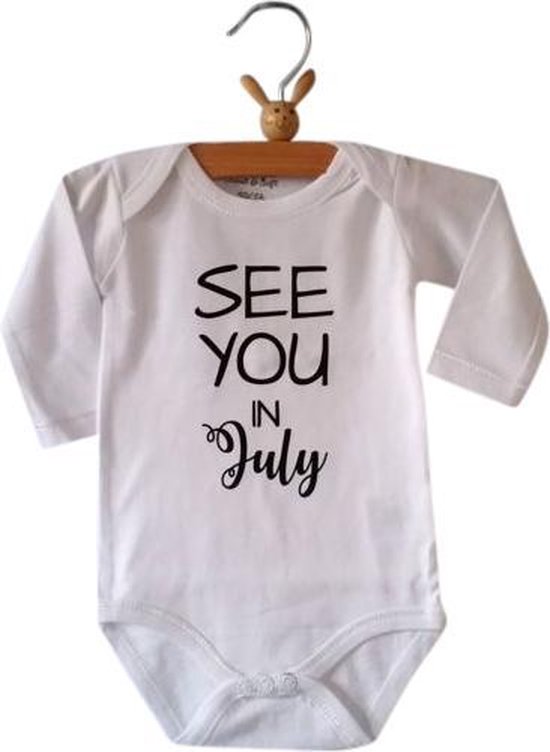 Baby Rompertje tekst aankondiging zwangerschap Zwangerschapsaankondiging maand See you in July Juli| Lange mouw - wit - maat 50/56 jongen meisje unisex - Cadeau voor de liefste aanstaande oma en opa mama papa oom tante - Bekendmaking zwangerschap van Simply Colors
