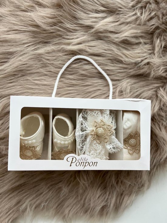 Babyaccessoires-geschenken set -geschenkdoos-doopsel-haarband-pantoffels-panty-babymeisjes-doopsel-kraamcadeau-beige-goudkleur-sterren motief tule parels-0 tem 6 maanden van Little Moonster.