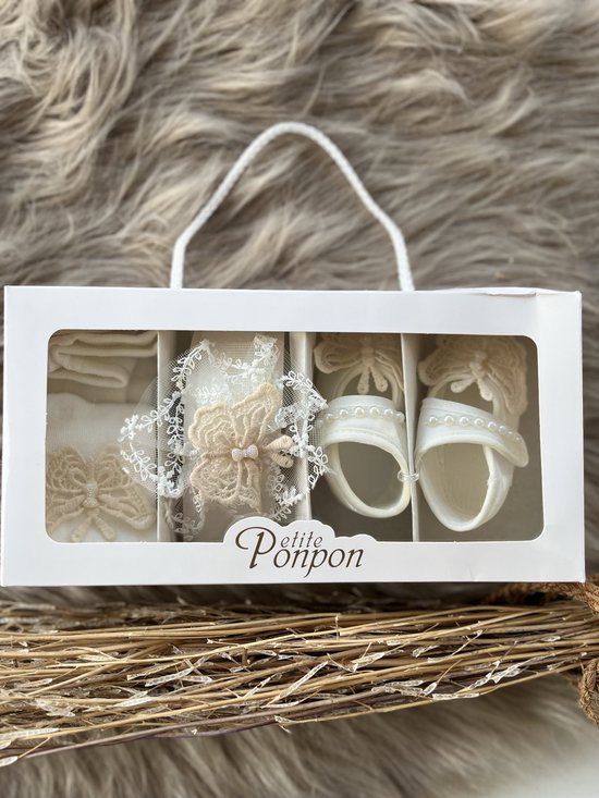 Babyaccessoires-geschenken set -geschenkdoos-doopsel-haarband-pantoffels-panty-babymeisjes-doopsel-kraamcadeau-beige-vlindermotief- tule parels-0 tem 6 maanden van Merkloos