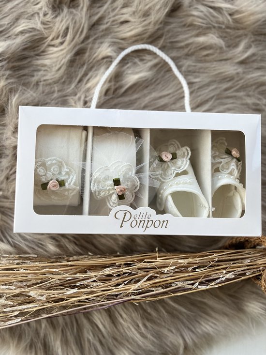 Babyaccessoires-geschenken set -geschenkdoos-doopsel-haarband-pantoffels-panty-babymeisjes-doopsel-kraamcadeau-lichtzalm borduursel parels-0 tem 6 maanden van Booby Baby Boutique.