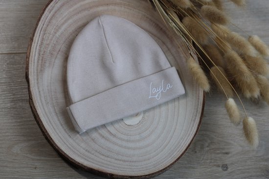 Babymuts met naam | Créme | newborn | baby | Gepersonaliseerd | kraam cadeau | Zwanger van Pip & Pom.