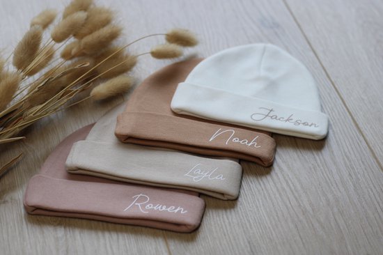 Babymuts met naam | Zand | newborn | baby | Gepersonaliseerd | kraam cadeau | Zwanger van Meyco