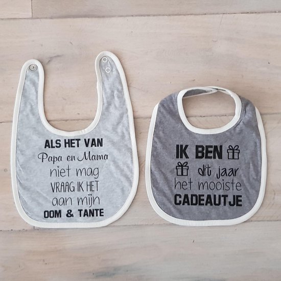 Babyslabbetjes Met Tekst - Bekendmaking Zwangerschap - Kraamcadeau - Grijs - Set 2 Stuks van Jetjesenjobjes