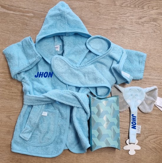 badjas geborduurd met naam baby met slabbetje en speendoek ook met de naam geborduurd van Merkloos
