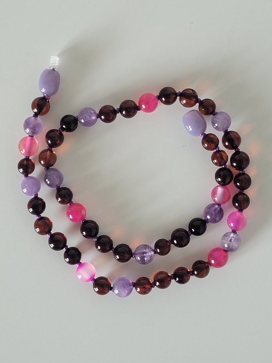 Barnsteen Kinderketting-barnsteen-baltische barnsteen-cognackleurig-ronde kraaltjes-geknoopt-34cm-kinderketting-babyketting-kraamcadeau-handgemaakt-paarse draaisluiting-babycadeau van Echtwaar.